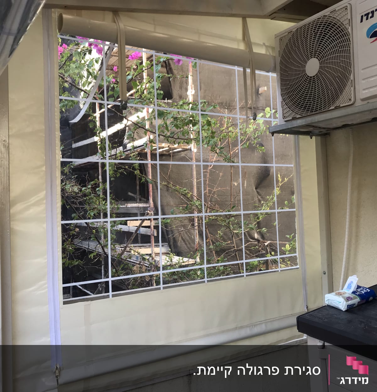 סוכך עם מסגרת מתכת וחלון פלסטיק שקוף